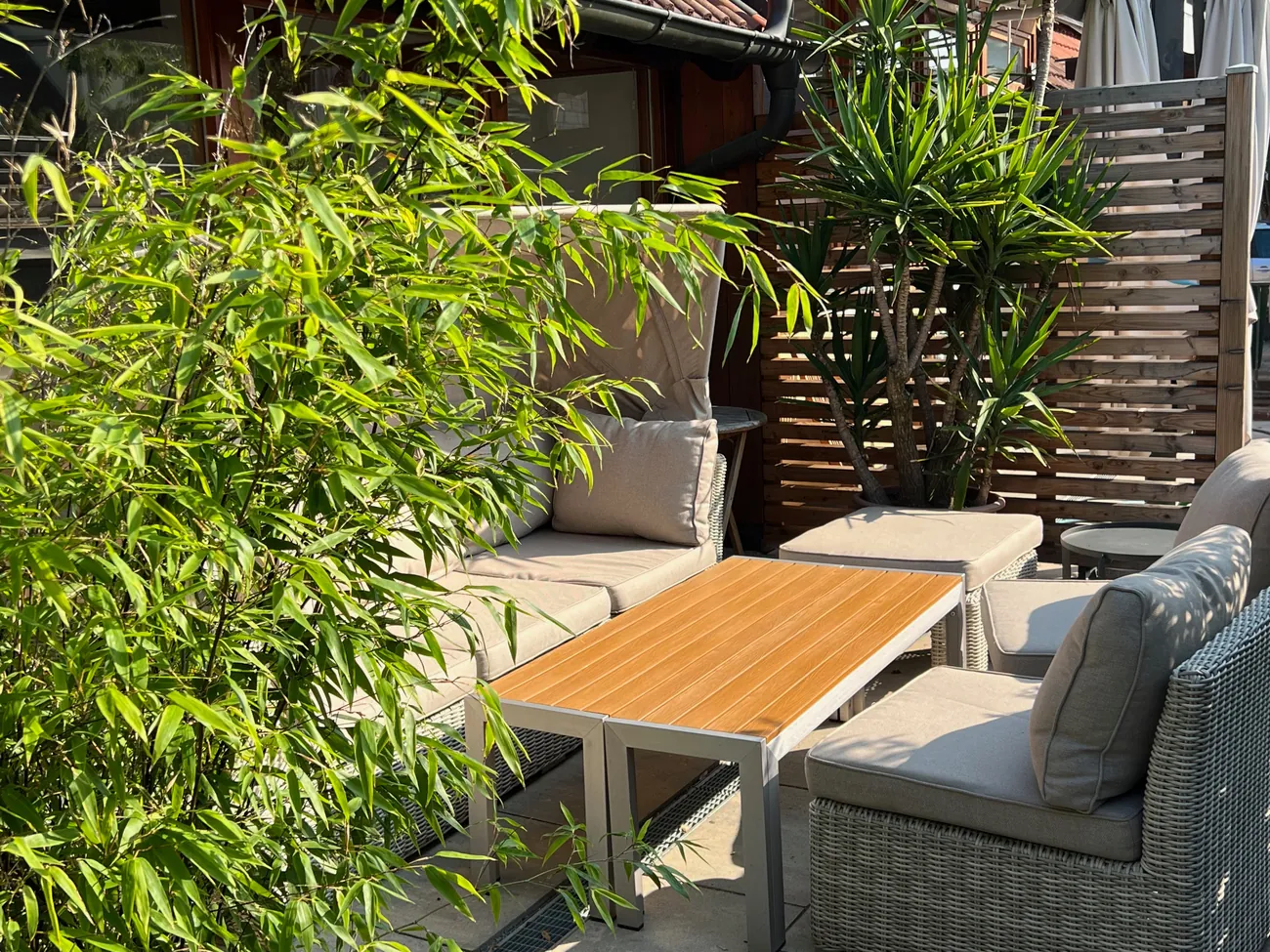 Gemütlicher Lounge-Bereich im Garten