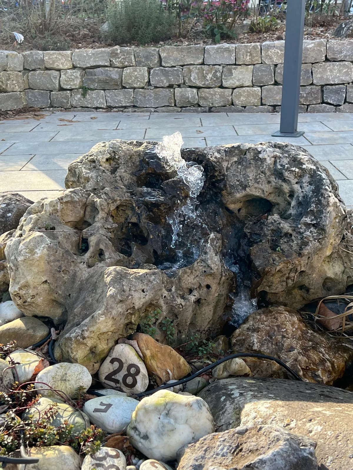 Wasserlauf aus Naturstein im Garten