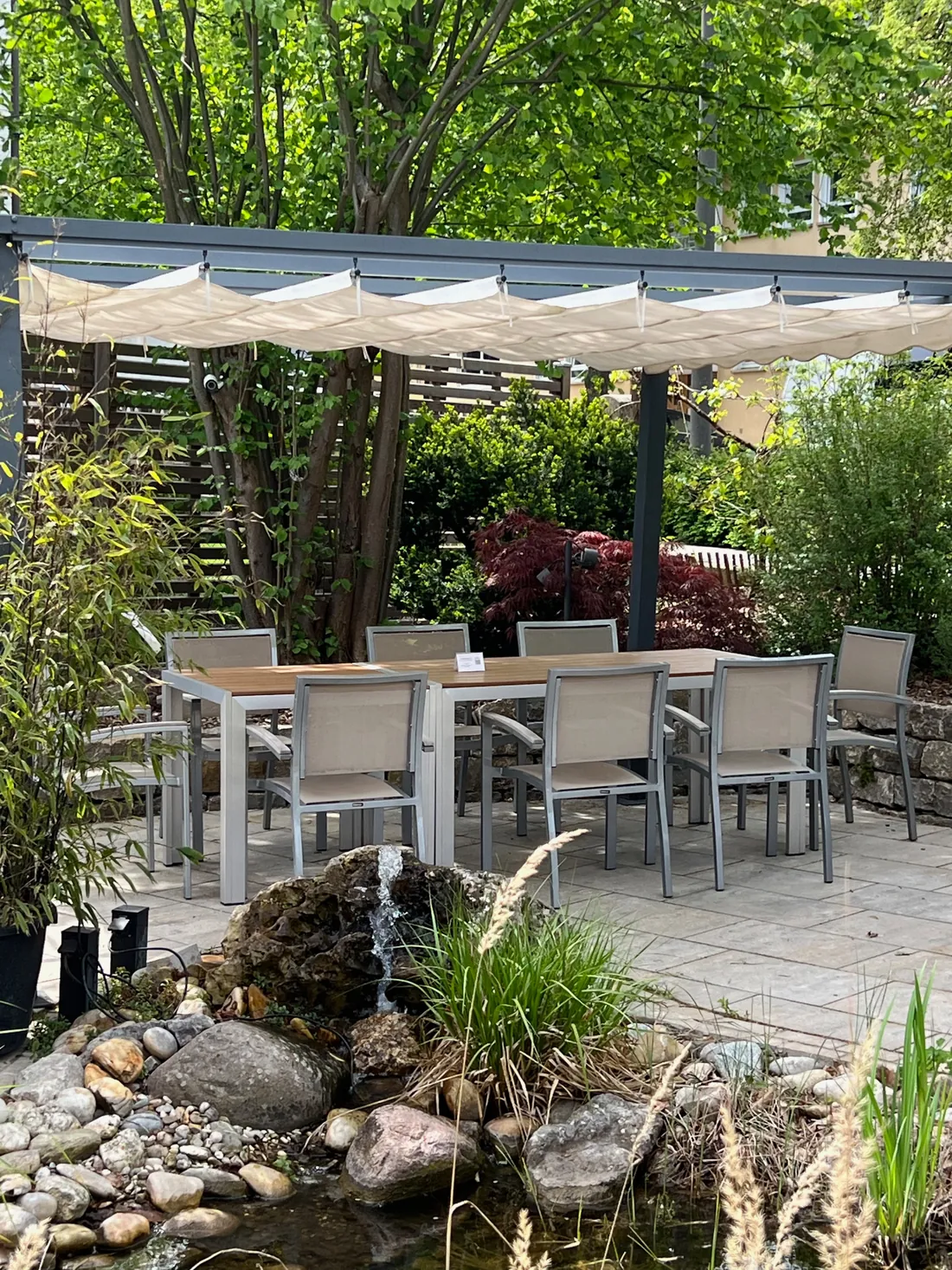 Sitzbereich am Wasser im Garten von Raum und Garten